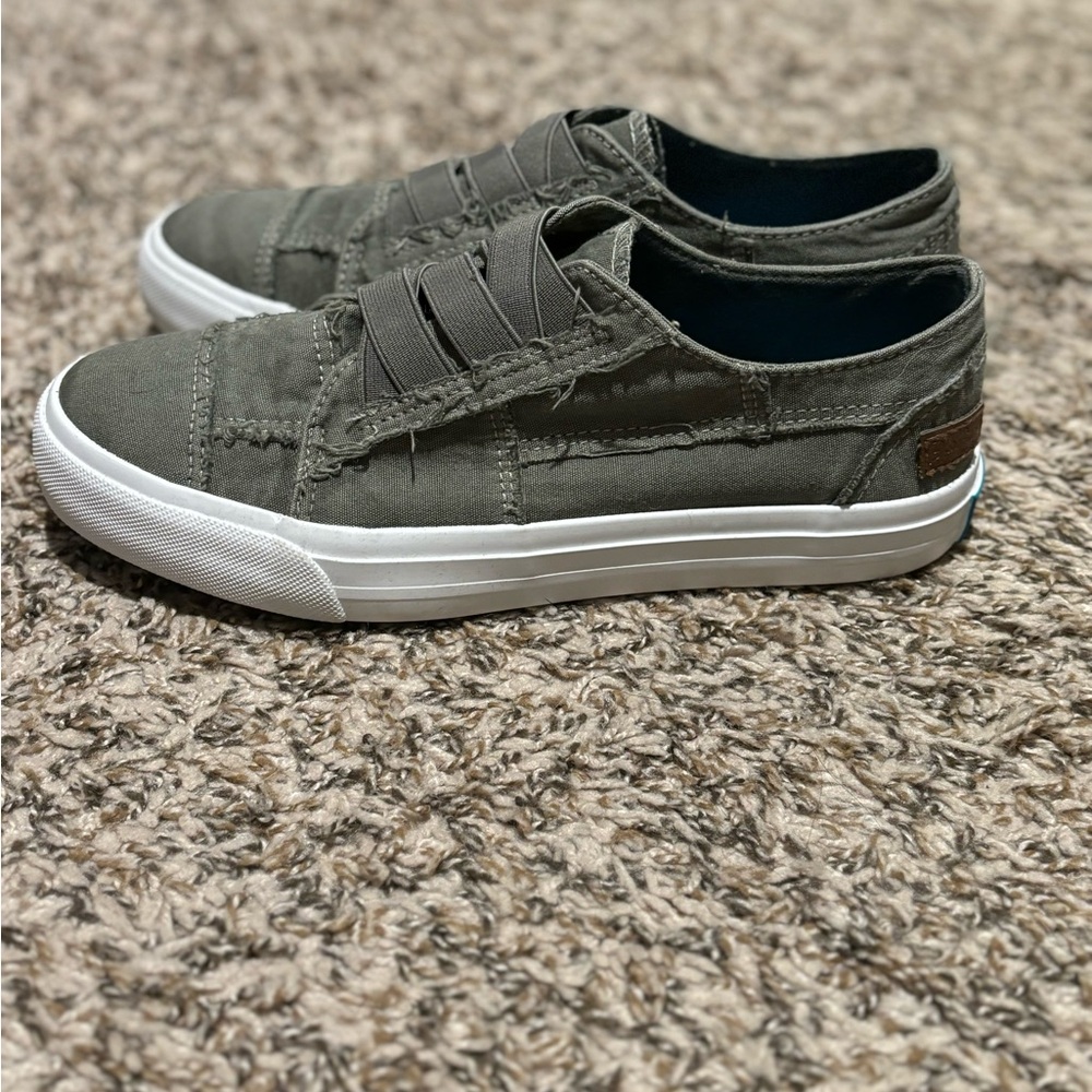 Blowfish Malibu slip on tennis shoes women’s size 8 - Picture 3 of 5